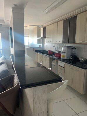 Geladeira, micro-ondas, cooktop, cafeteira/chaleira