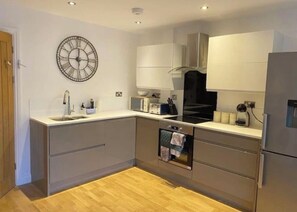 Fridge, microwave, oven, stovetop - Lovely 5-Bed House in Brighton (Brighton)