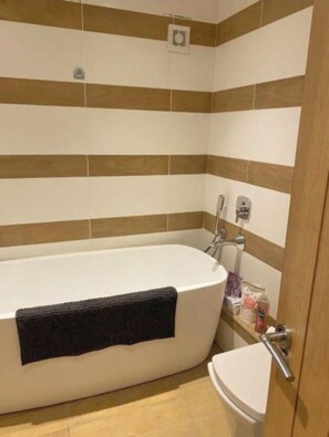 Combined shower/tub, hair dryer, towels - Lovely 5-Bed House in Brighton (Brighton)