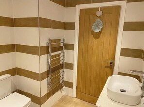 Ensemble baignoire-douche, séchoir à cheveux, serviettes fournies