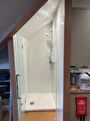 Shower, hair dryer, towels - 1 Bed Studio - Sleeps 2  - Wifi - Parking (Pitlochry)