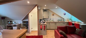 1 Bed Studio - Sleeps 2  - Wifi - Parking