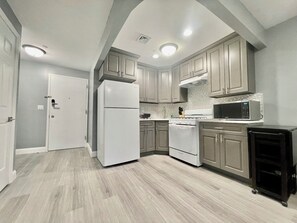 Kühlschrank, Mikrowelle, Ofen, Wasserkocher mit Kaffee-/Teezubehör