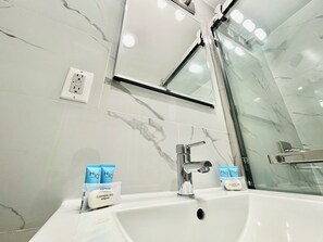 Een douche, een haardroger, handdoeken, zeep