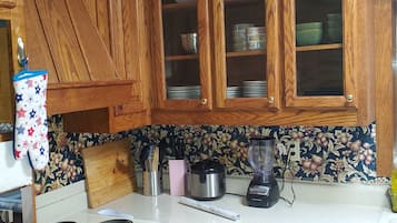 Køleskab, mikrobølgeovn, ovn, kogeplade