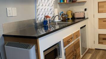 Frigorífico, microondas, cafetera o tetera y hervidor eléctrico