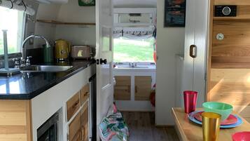 Frigorífico, microondas, cafetera o tetera y hervidor eléctrico