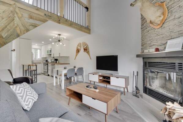 TV, caminetto, tavolo da calcetto