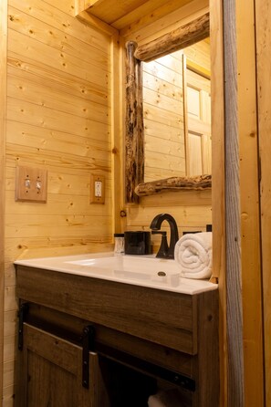 Een douche, een haardroger, handdoeken