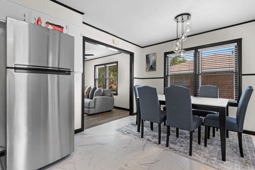 Pet Friendly, 5Min Downtown, Backyard & Firepit