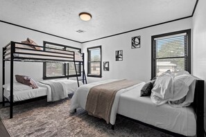 3 chambres, fer et planche à repasser, Wi-Fi, draps fournis