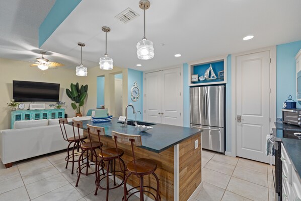 Kylskåp, mikrovågsugn, ugn och spishäll