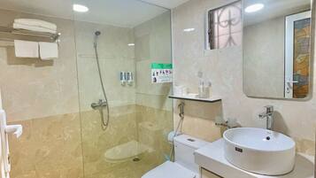 Douche, sèche-cheveux, serviettes fournies, savon