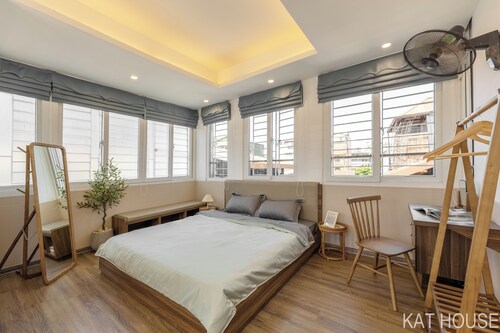 3 Bedrooms With Lots of Natural Light, Old Quarter