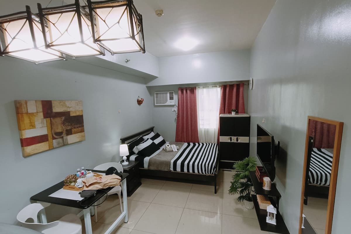 Traditional Studio, 1 Queen Bed | Free WiFi, bed sheets