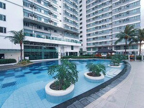 Outdoor pool - The Beacon Makati by Cozi Condotels (Makati)
