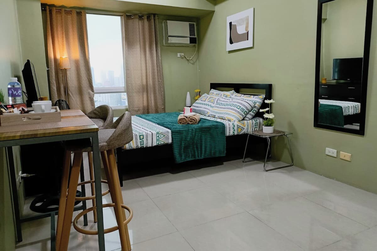 Deluxe Studio Suite | Free WiFi, bed sheets