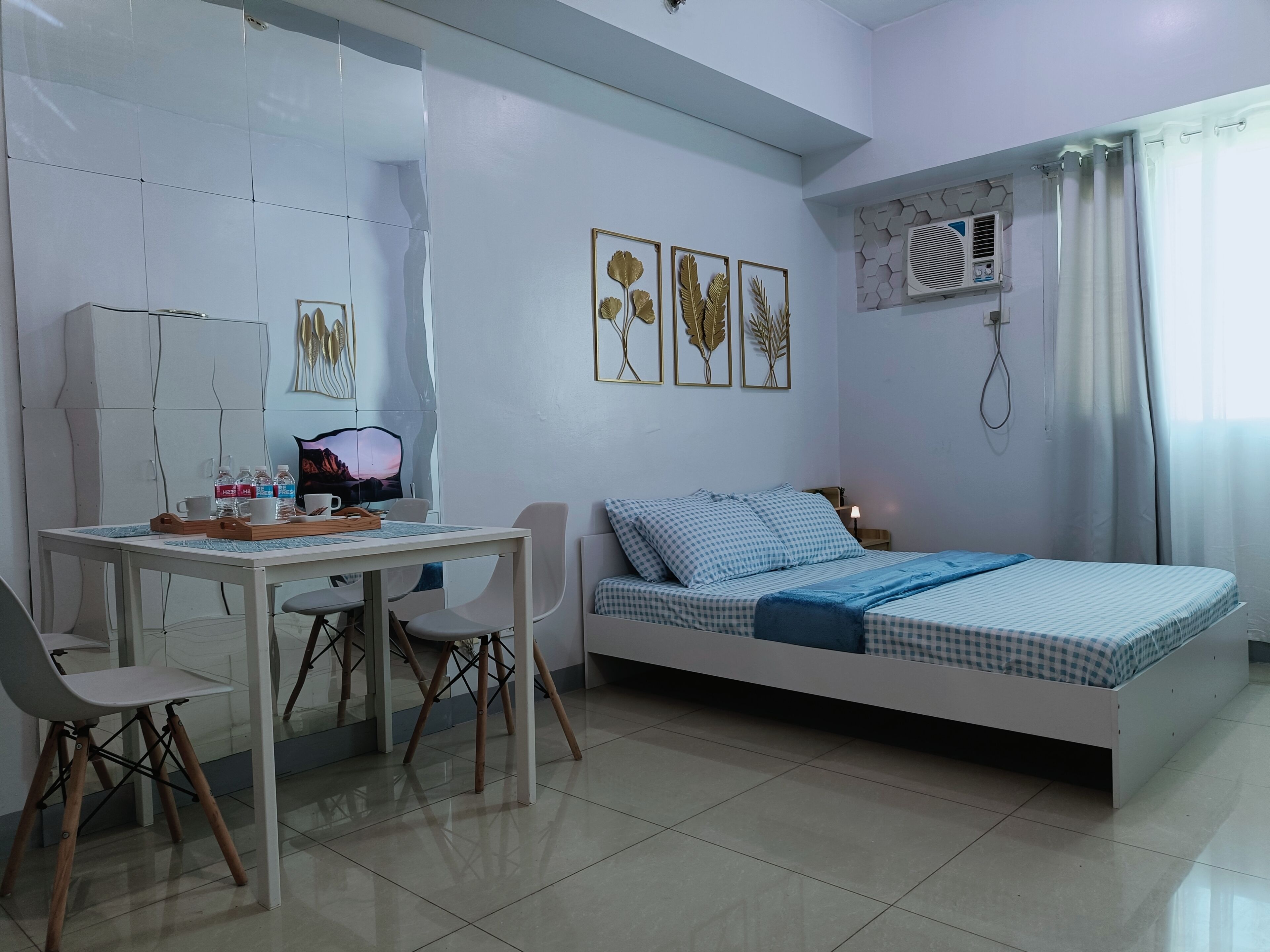 Une chambre à coucher moderne, avec un lit, un bureau et des chaises.