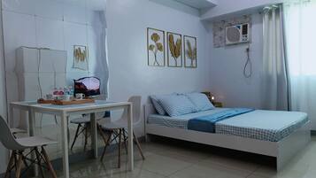 Une chambre à coucher moderne, avec un lit, un bureau et des chaises.