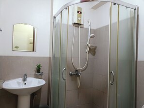 Royal-Studio, 1 Queen-Bett | Badezimmer | Dusche, kostenlose Toilettenartikel, Haartrockner, Handtücher