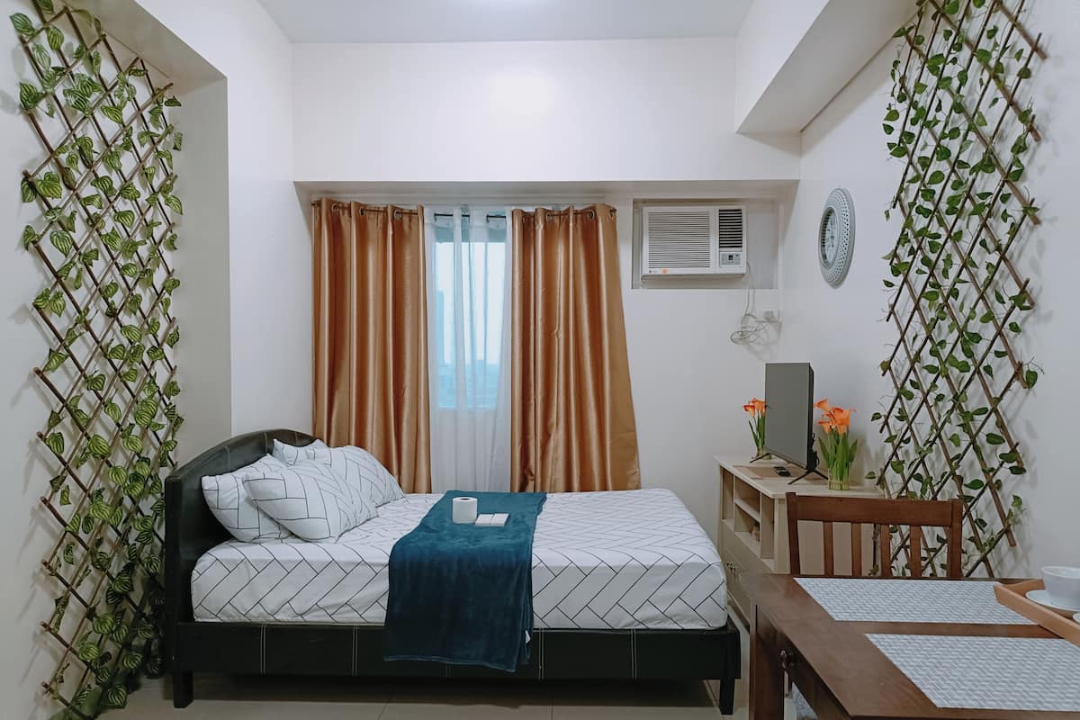 Luxury Studio, 1 Queen Bed | Free WiFi, bed sheets