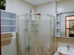 Standard Twin Room, 2 Single Beds | Bathroom | Shower, free toiletries, hair dryer, towels - The Beacon Makati by Cozi Condotels (Makati)