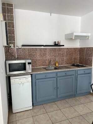 Fridge, microwave, stovetop, dishwasher