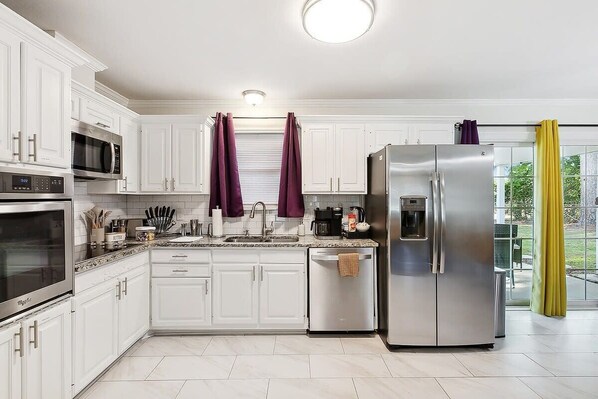 Fridge, oven, stovetop, dishwasher