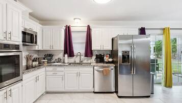 Réfrigérateur, four, plaque de cuisson, lave-vaisselle