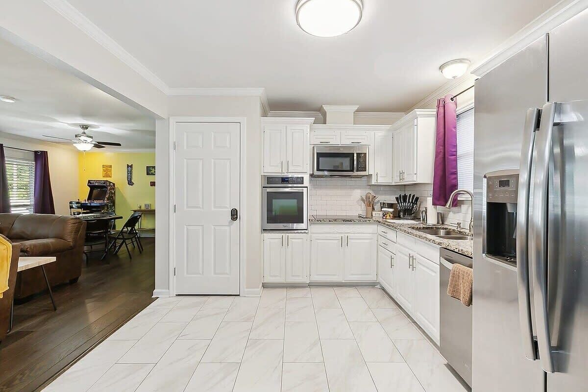 Kjøleskap, ovn, kokeplater og oppvaskmaskin