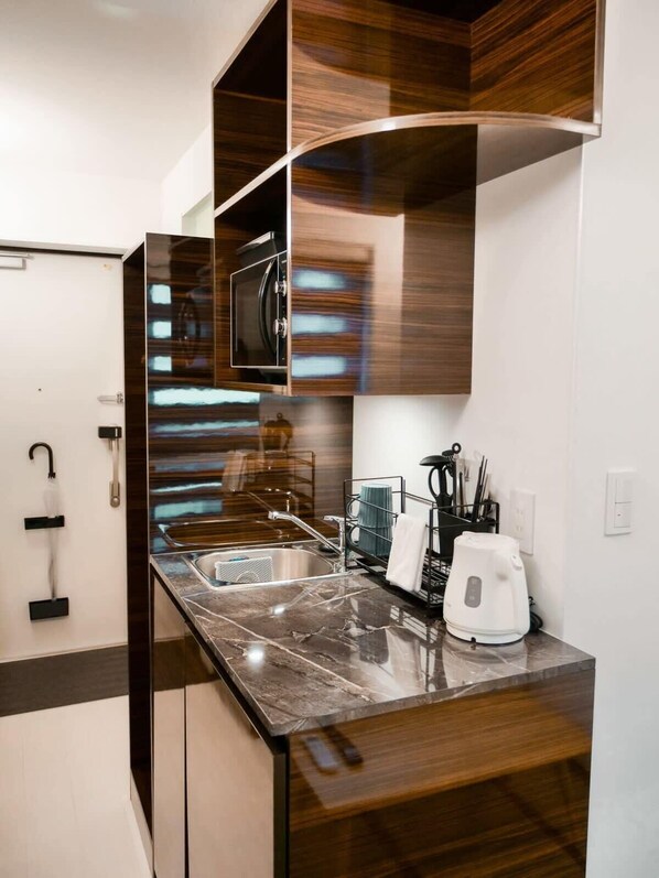 Refrigerador, microondas y utensilios de cocina