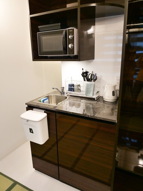 Fridge, microwave, electric kettle, cookware/dishes/utensils