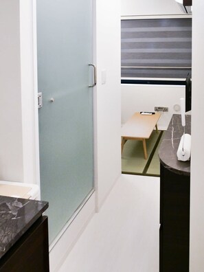 Baignoire, séchoir à cheveux, serviettes fournies, savon