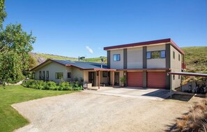 Exterior - Escape to this modern farm getaway (Springvale)
