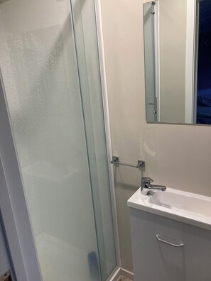 Een douche, zeep, toiletpapier