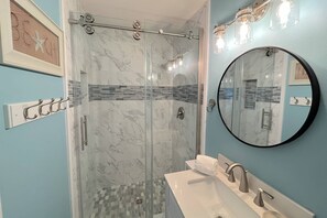 Shower, hair dryer, towels, shampoo - Gulf View, Steps 2 Beach, Pool/Tennis/Pickleball/Grills/GreenSpace/Beach Rental Svc - Silver Dunes (Destin)