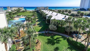Ein Resort mit Pool, Palmen und Blick auf den Ozean.
