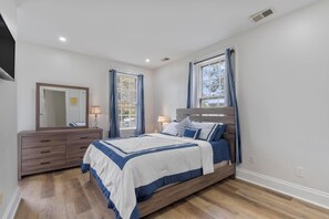 2 habitaciones, caja de seguridad en la habitación y escritorio