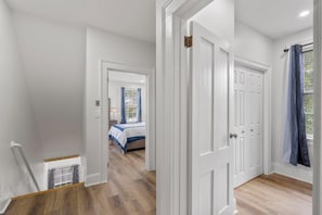 2 chambres, coffre-fort, bureau, fer et planche à repasser