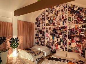 Quarto família, sacada, vista para o rio | Escrivaninha