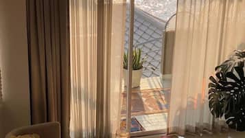 Familienzimmer, Badewanne, Flussblick | Wohnbereich