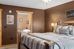 6 bedrooms, desk, iron/ironing board, WiFi