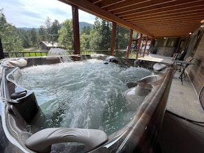Outdoor spa tub - Peaceful Forest Park Lodge (Spearfish)