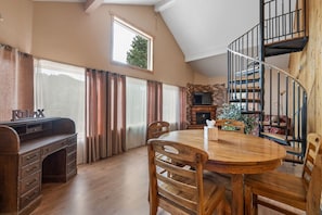 Dining - Peaceful Forest Park Lodge (Spearfish)