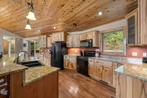 冷蔵庫、電子レンジ、オーブン、コンロ