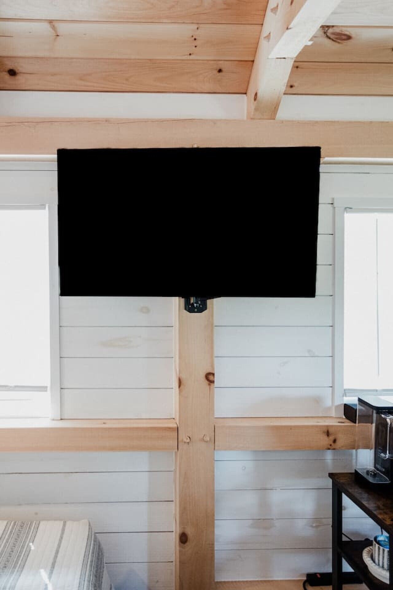 Escritorio, tabla de planchar con plancha, wifi y ropa de cama 