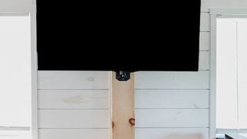 Escritorio, tabla de planchar con plancha, wifi y ropa de cama