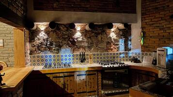 KylskÄp, ugn, spishÀll och kaffe- och tebryggare