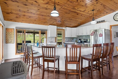 Papa’s Place: Scenic Willow Creek Escape