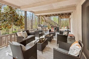 Terrace/patio - Bella Vista Retreat – Trails, Patio & Game Room (Bella Vista)
